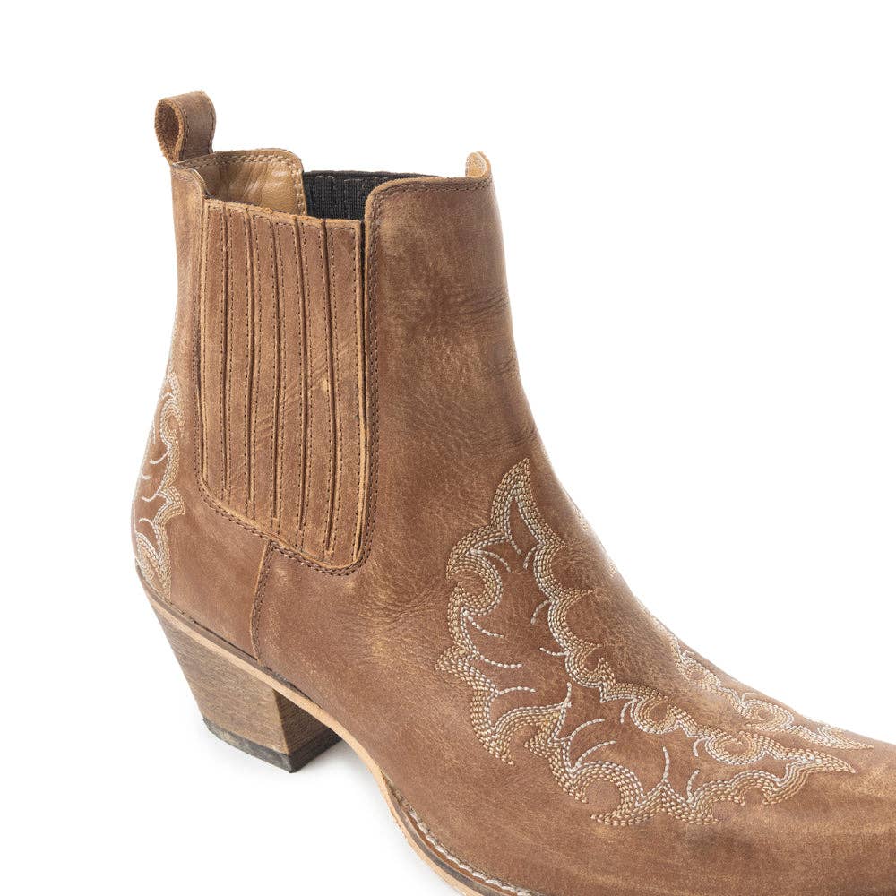 Dearling Ranch Booties In Brown: Brown / 9